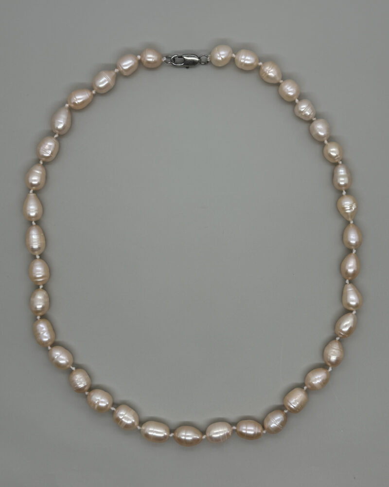 Collar clásico anudado con perlas peach