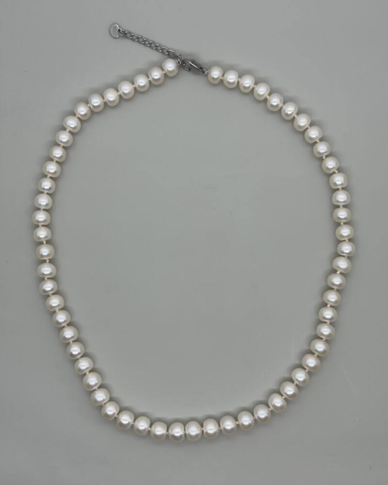 Collar clásico anudado con perlas redondas blancas