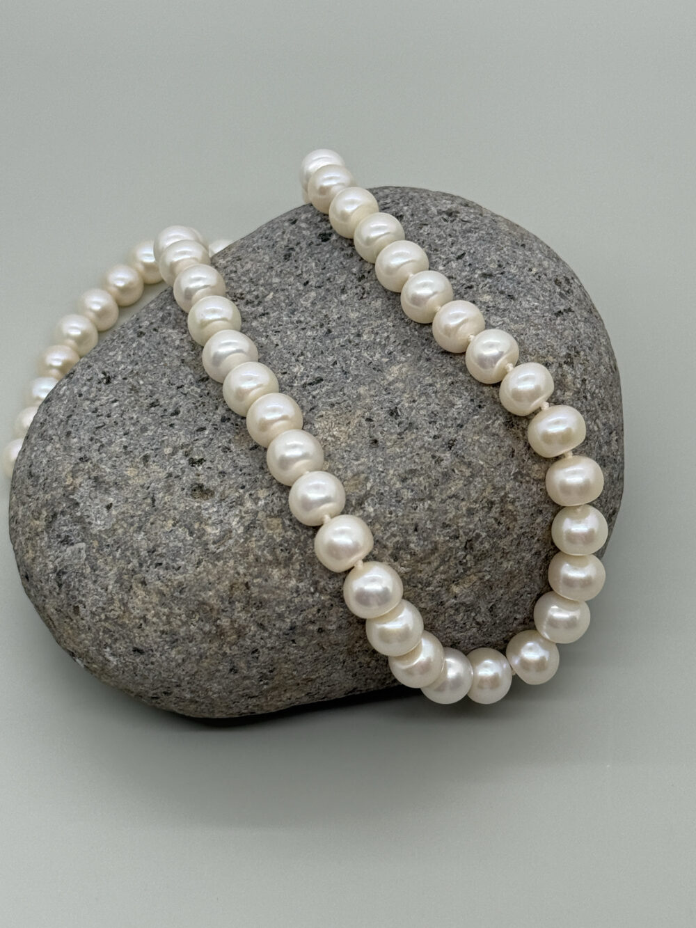 Collar clásico anudado con perlas redondas blancas - Imagen 3