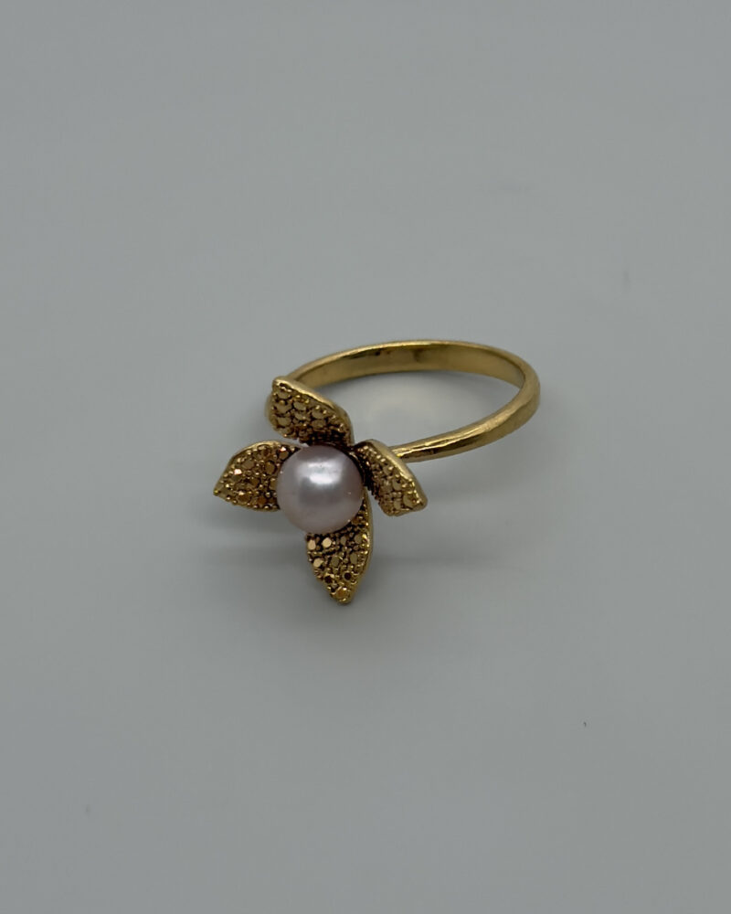 Anillo ajustable con perla cultivada y flor trebol