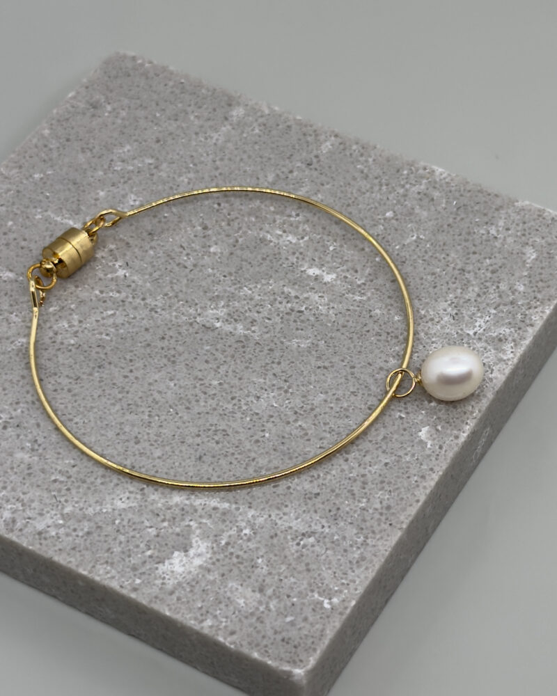 Brazalete con cierre de imán y dije de perla