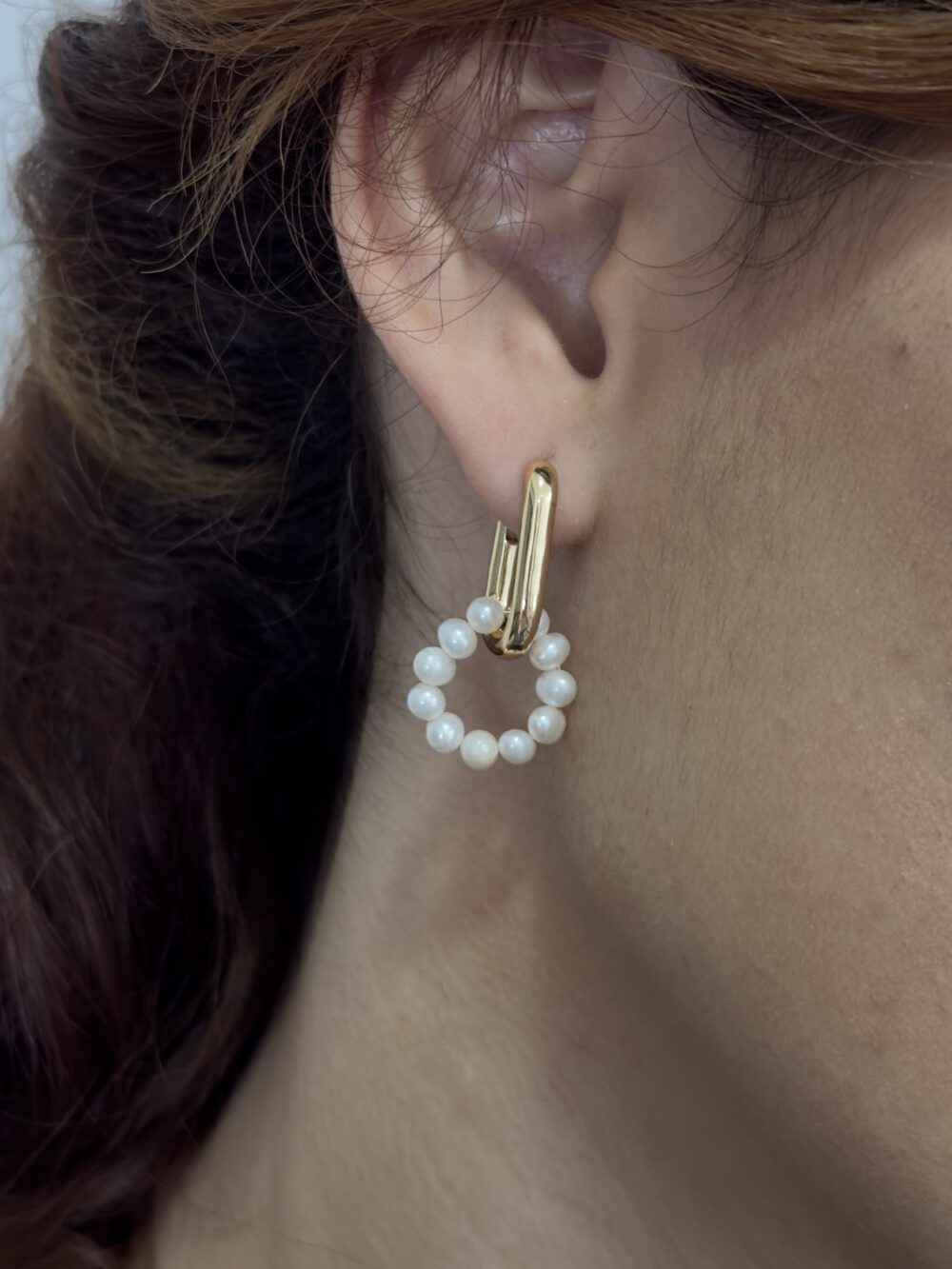 Arete de argolla dorada rectangular con perlas cultivadas - Imagen 4