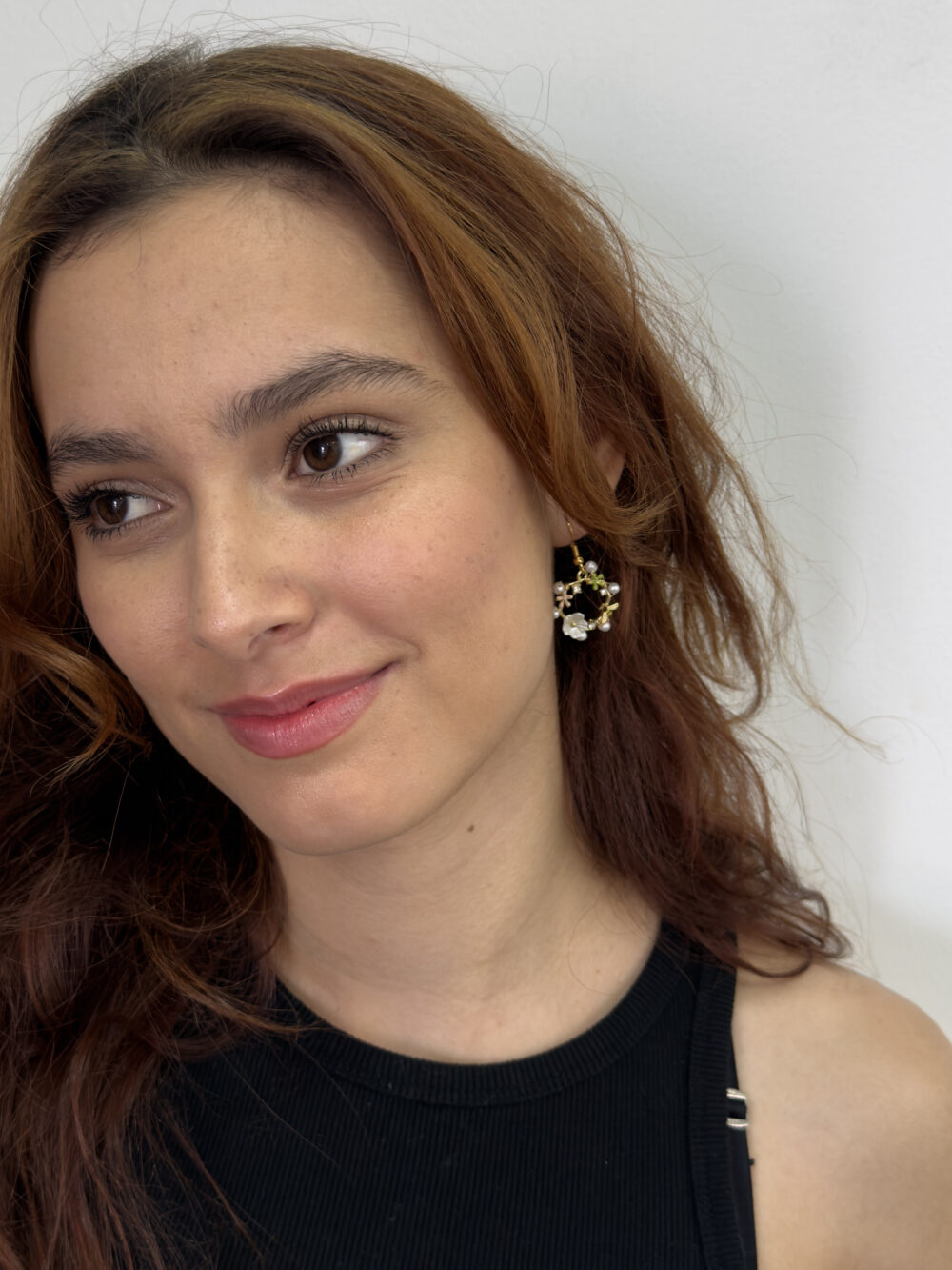 Arete con perlas cultivadas, flores y abeja - Imagen 2