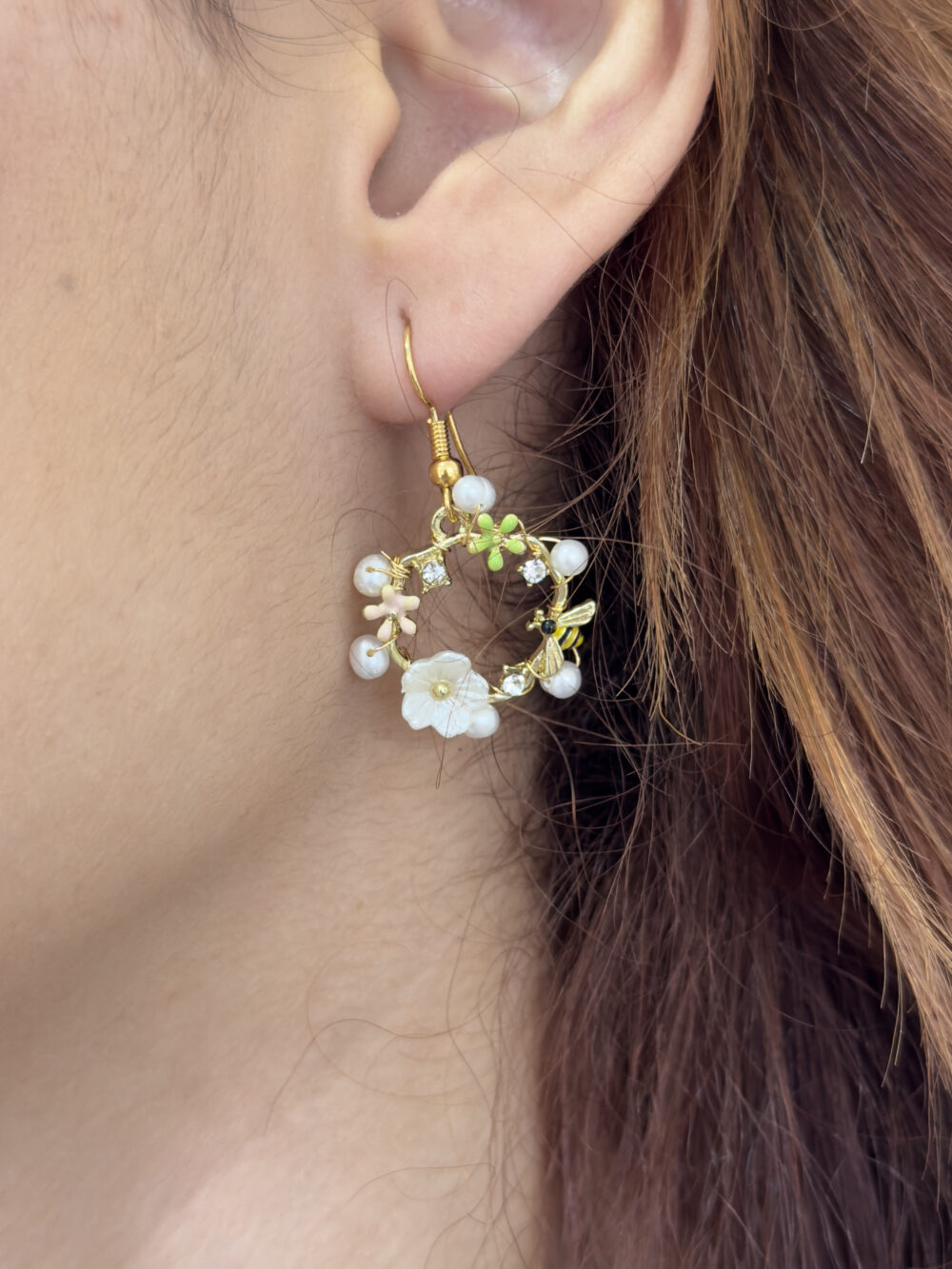 Arete con perlas cultivadas, flores y abeja - Imagen 4