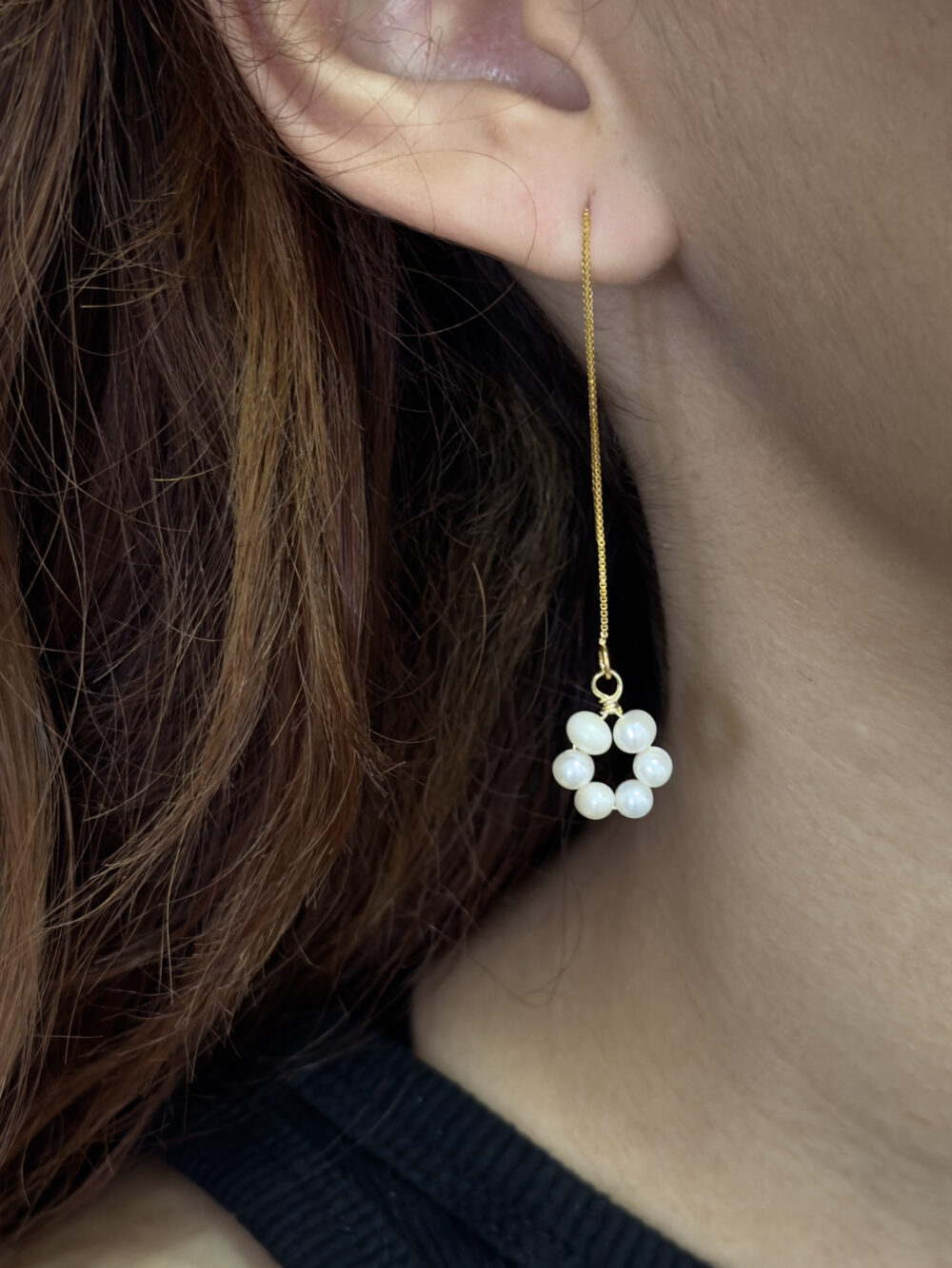 Arete de cadena dorada con flor de perlas cultivadas - Imagen 4