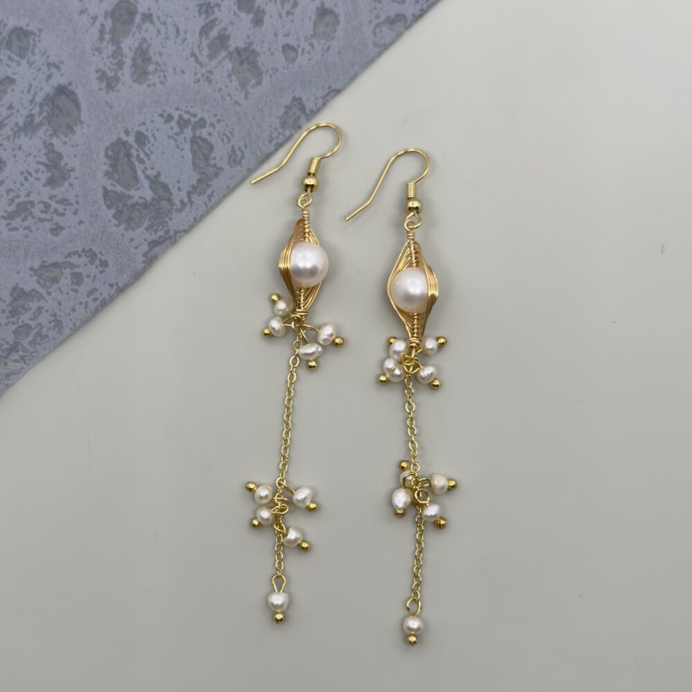 Arete largo con perlas cultivadas y alambrismo