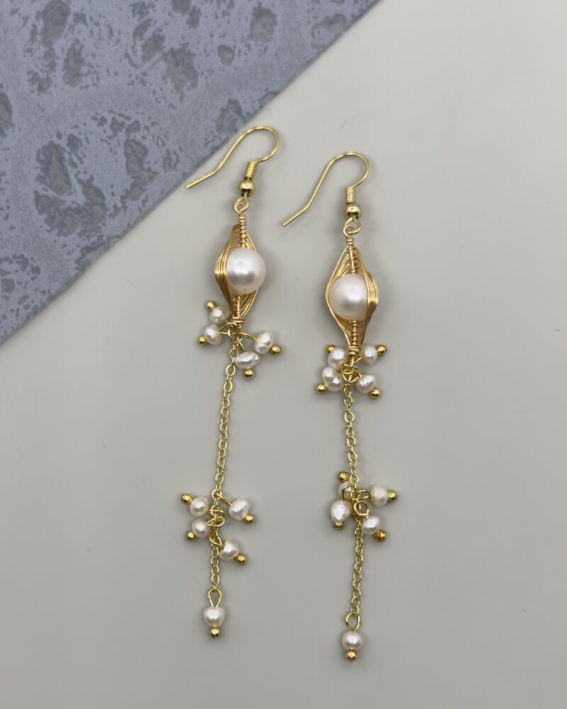 Arete largo con perlas cultivadas y alambrismo