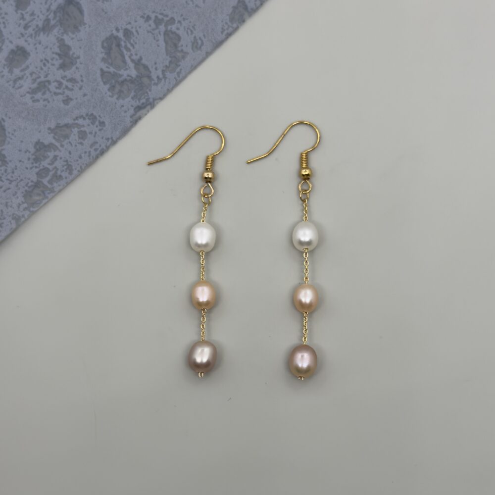 Arete largo con perlas cultivadas tricolor