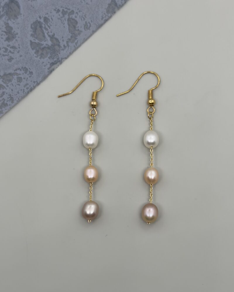 Arete largo con perlas cultivadas tricolor