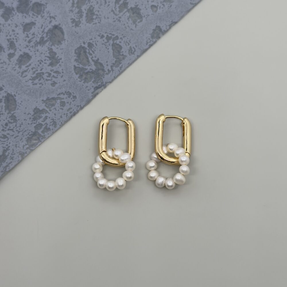 Arete de argolla dorada rectangular con perlas cultivadas