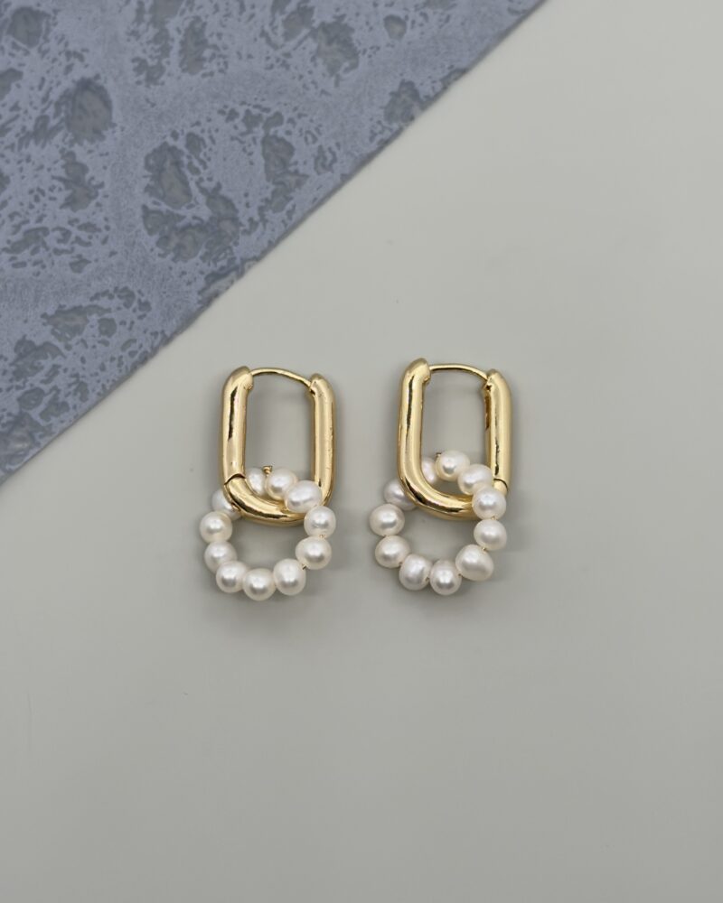 Arete de argolla dorada rectangular con perlas cultivadas