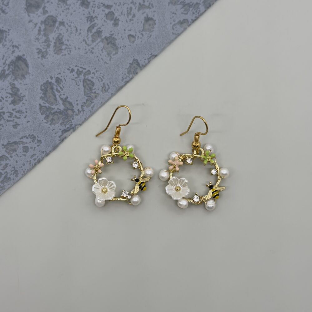 Arete con perlas cultivadas, flores y abeja