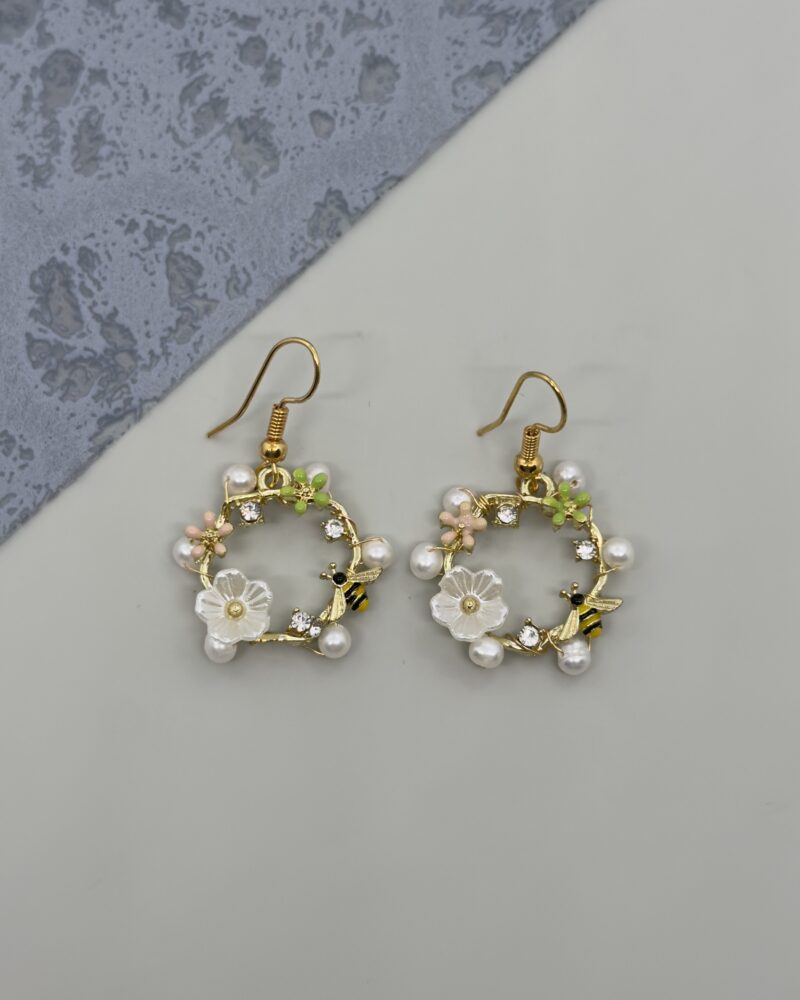 Arete con perlas cultivadas, flores y abeja