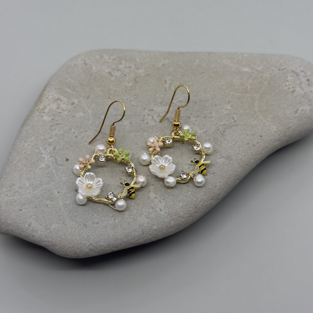Arete con perlas cultivadas, flores y abeja - Imagen 3