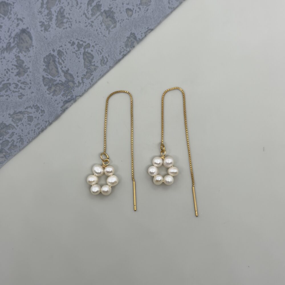Arete de cadena dorada con flor de perlas cultivadas