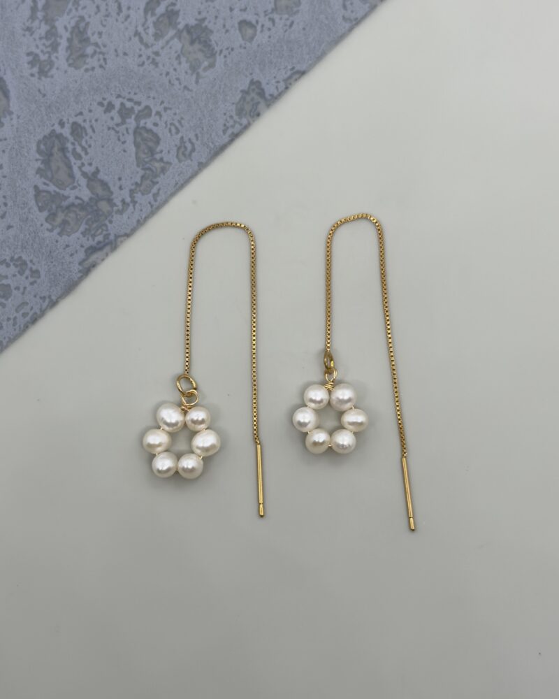 Arete de cadena dorada con flor de perlas cultivadas