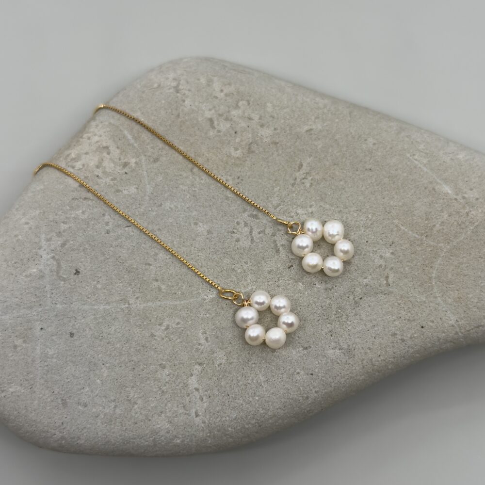 Arete de cadena dorada con flor de perlas cultivadas - Imagen 3