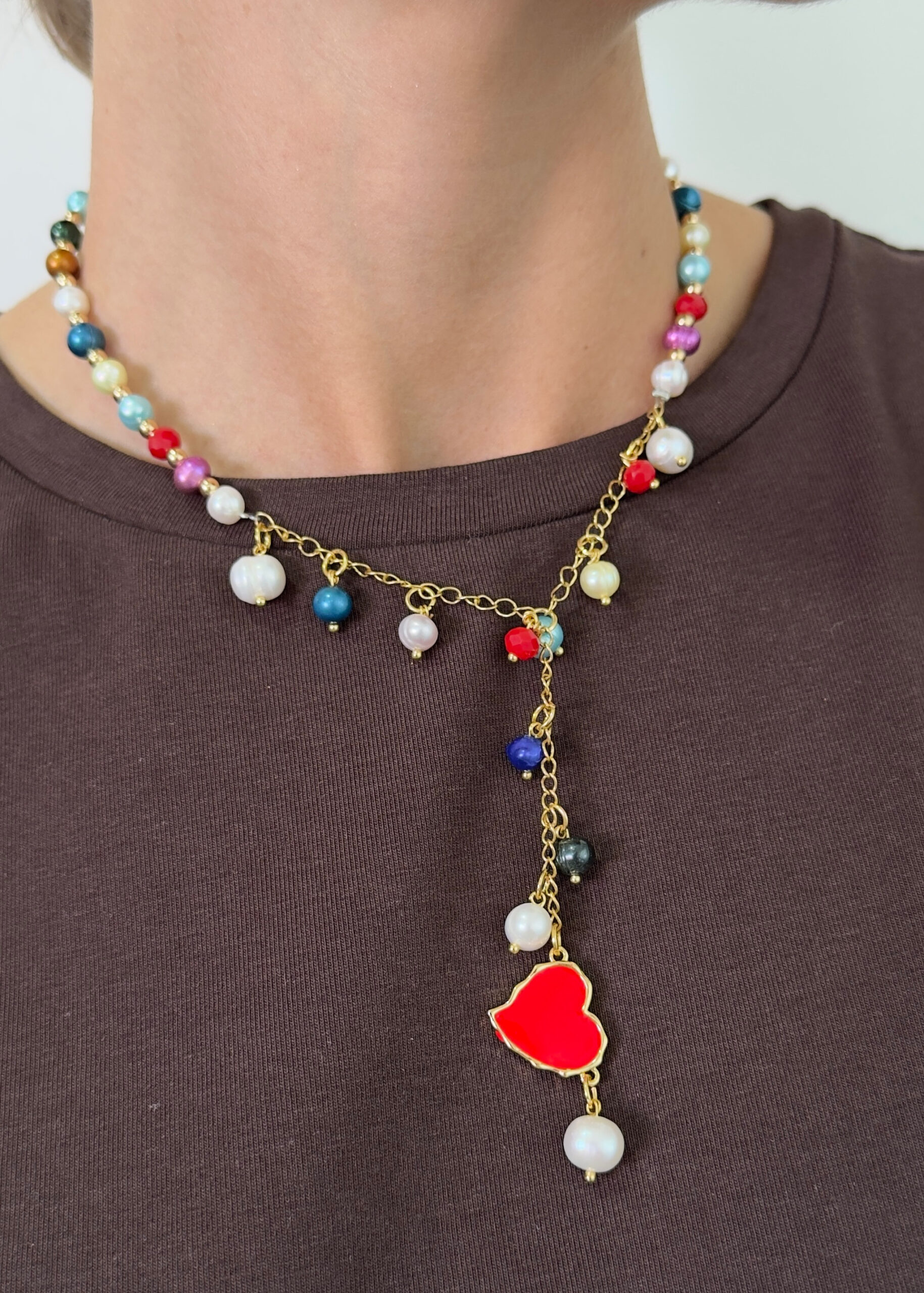 Collar con perlas de colores y cadena de acero dorada - Imagen 4