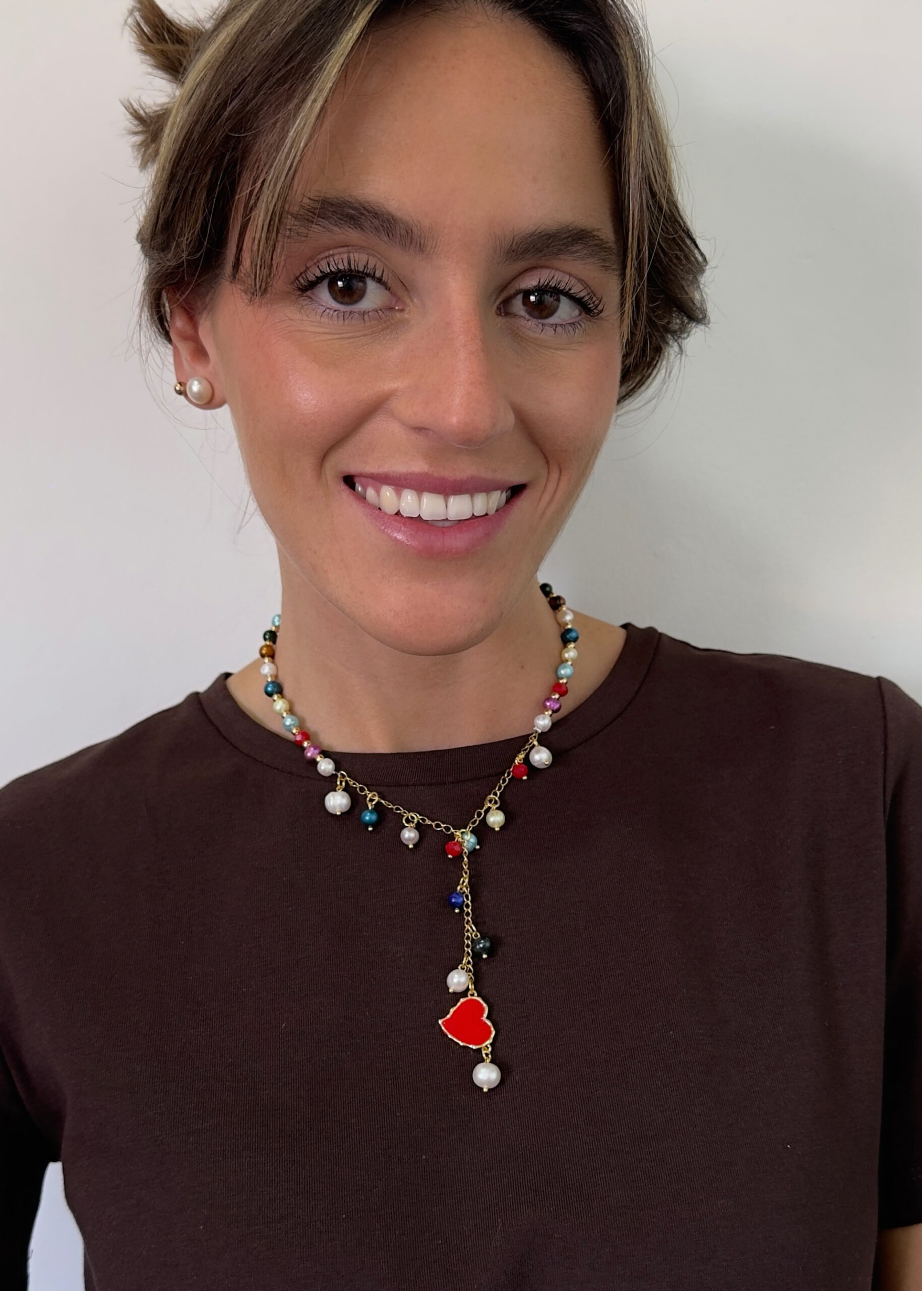 Collar con perlas de colores y cadena de acero dorada - Imagen 2