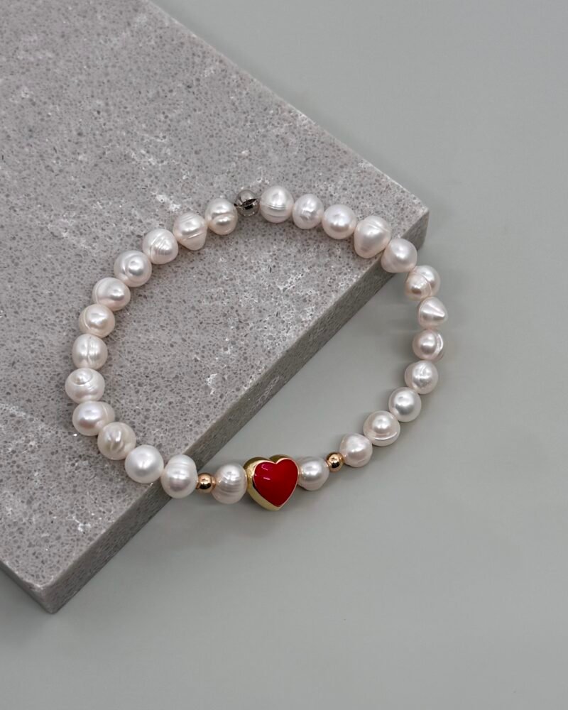 Pulsera elástica de perlas cultivadas con corazón rojo