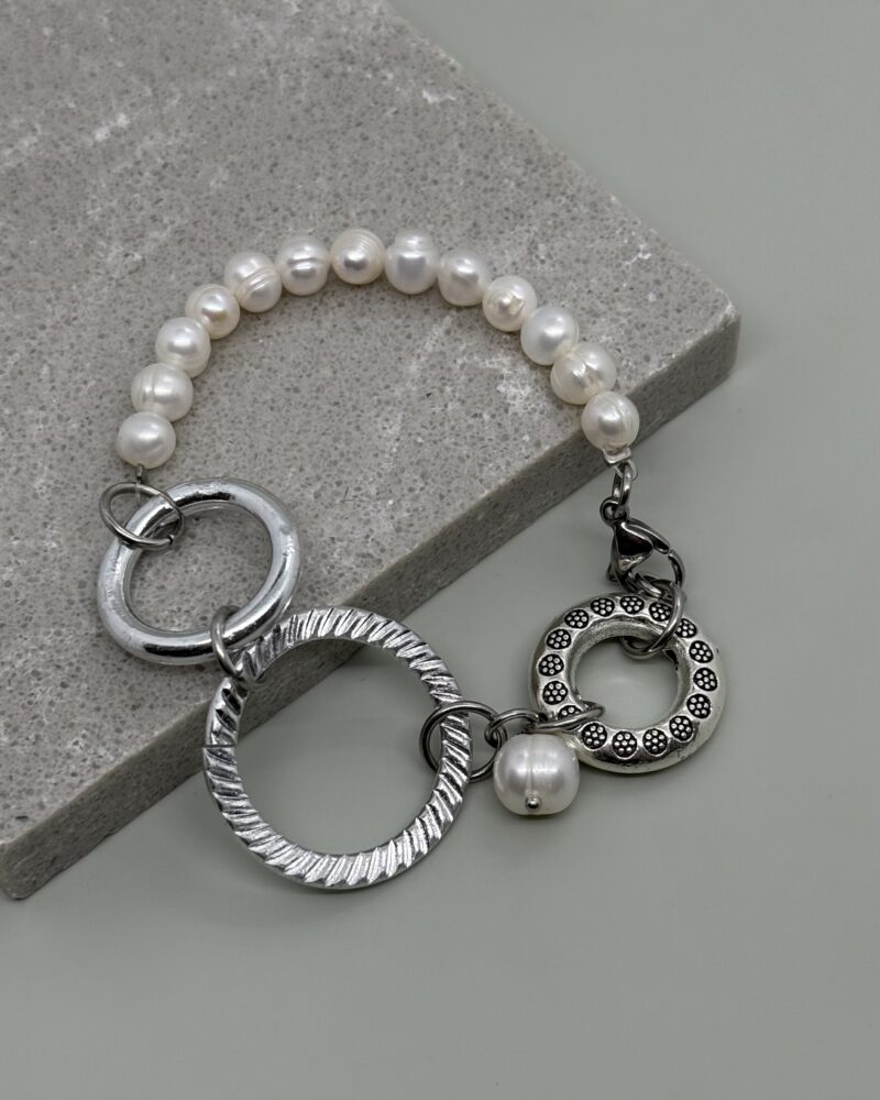 Pulsera con perlas cultivadas y argollas de acero plateadas