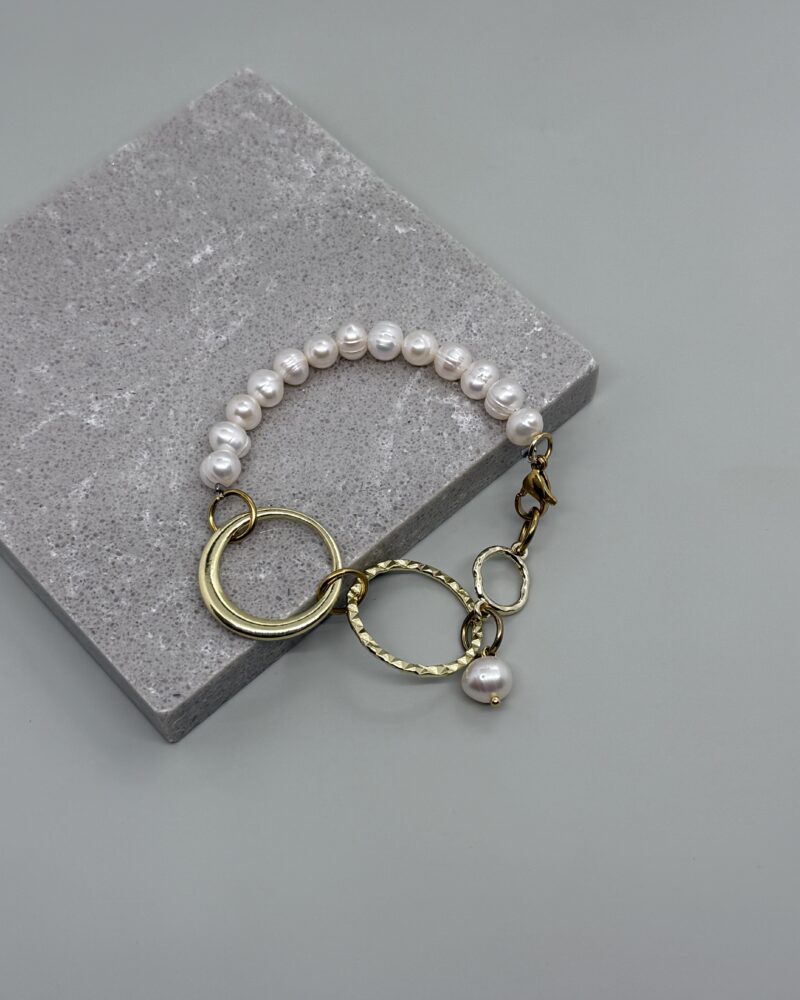 Pulsera con perlas cultivadas y argollas de acero doradas