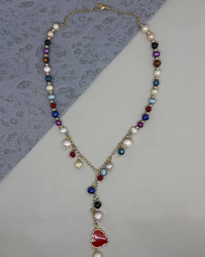 Collar con perlas de colores y cadena de acero dorada
