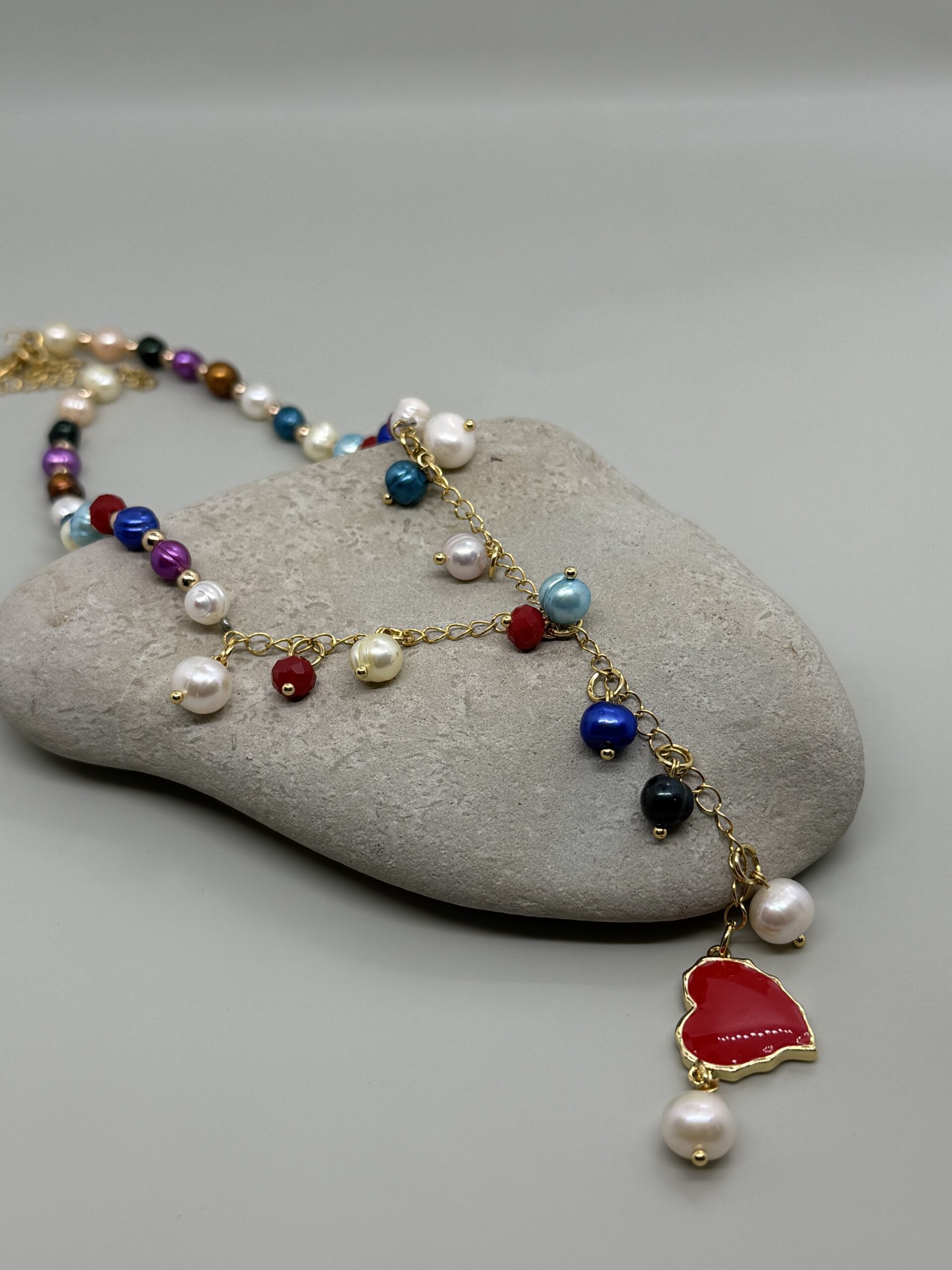 Collar con perlas de colores y cadena de acero dorada - Imagen 3