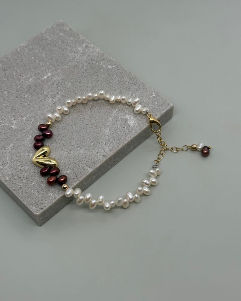 Pulsera con perlas cultivadas oval de 4mm y dije corazon de acero