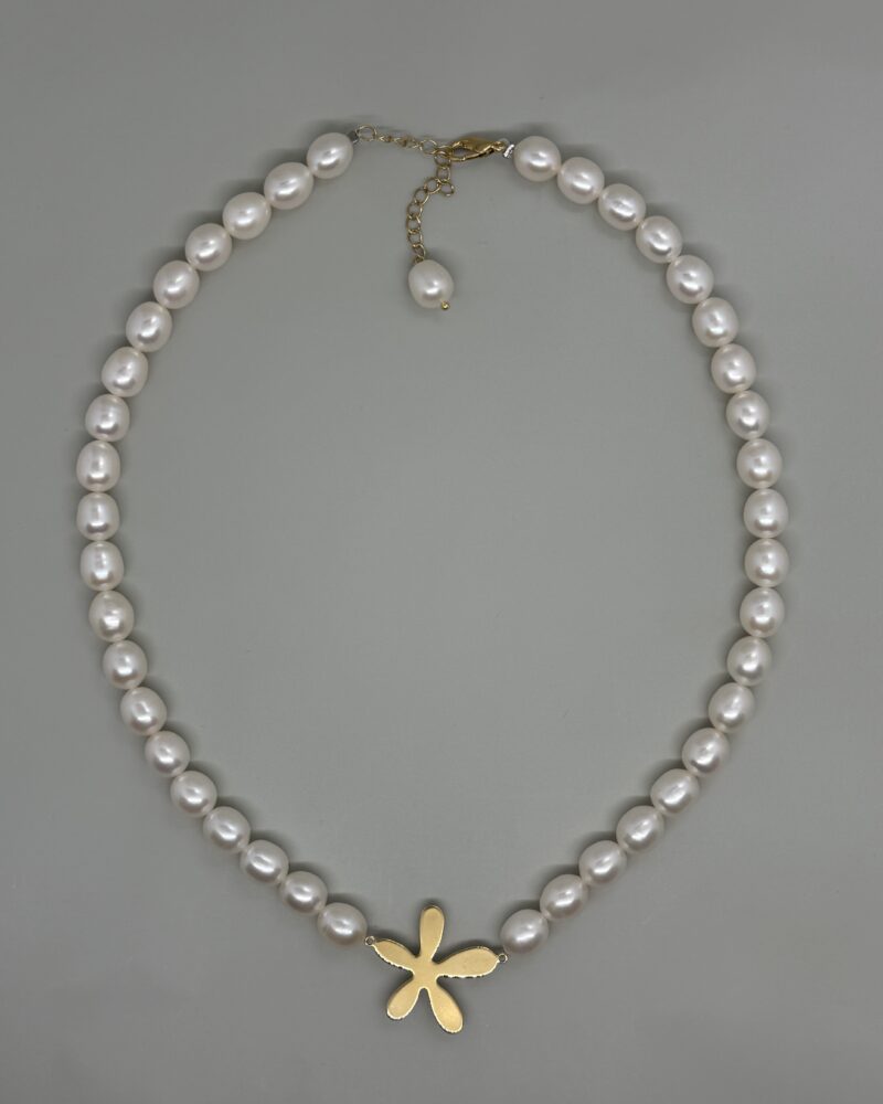 Collar con perlas oval de 8mm con dije de acero