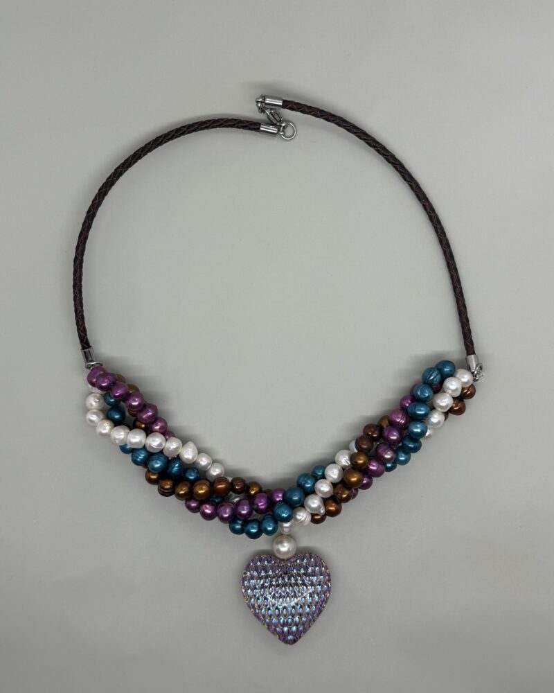 Collar tricolor con cuero y dije corazón