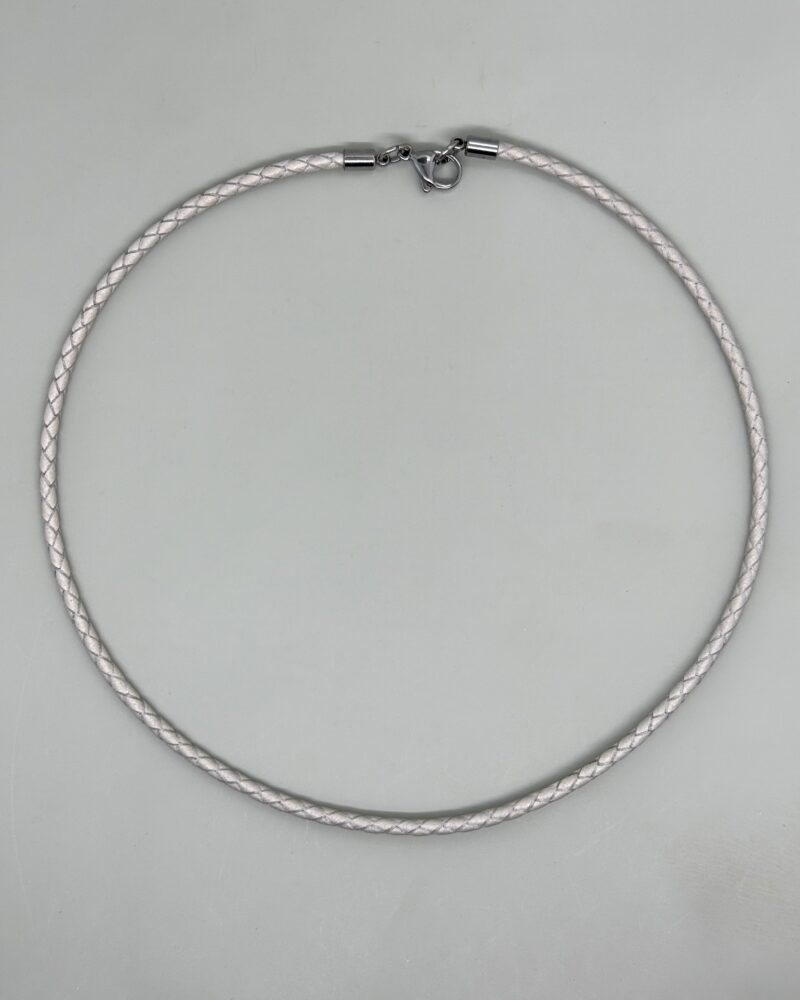 Gargantilla de cuero color beige con cierre acero