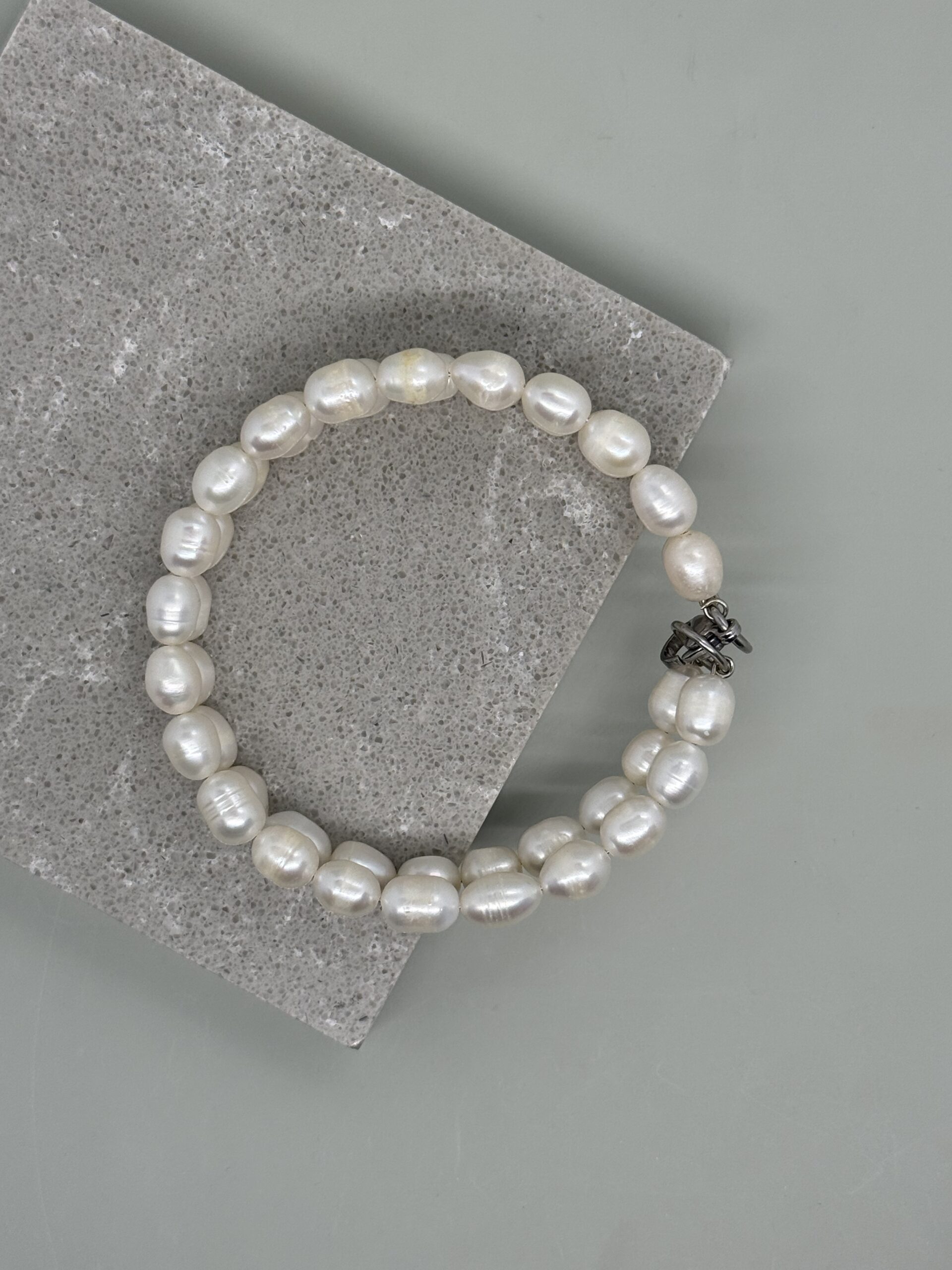 Pulsera de alambre con perlas cultivadas oval