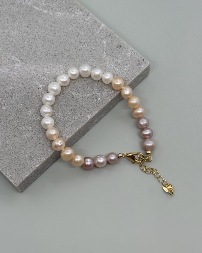 Pulsera clásica con perlas cultivadas blancas, peach y rosadas.