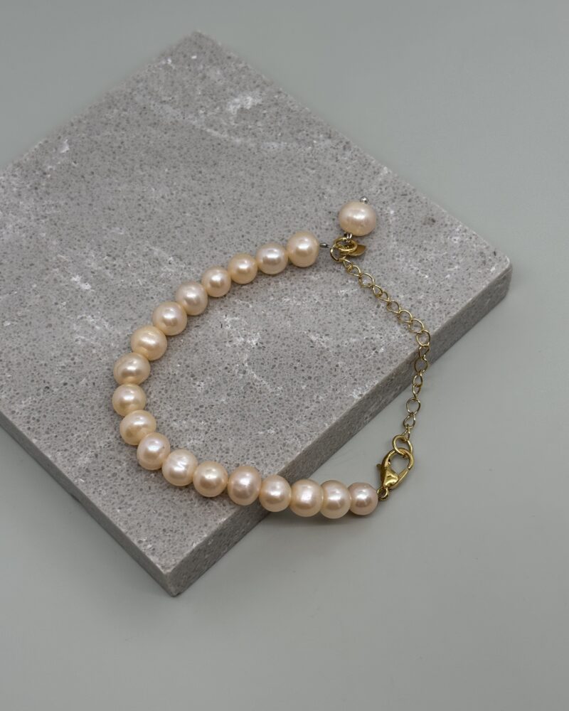 Pulsera con perlas cultivadas peach y cadena dorada
