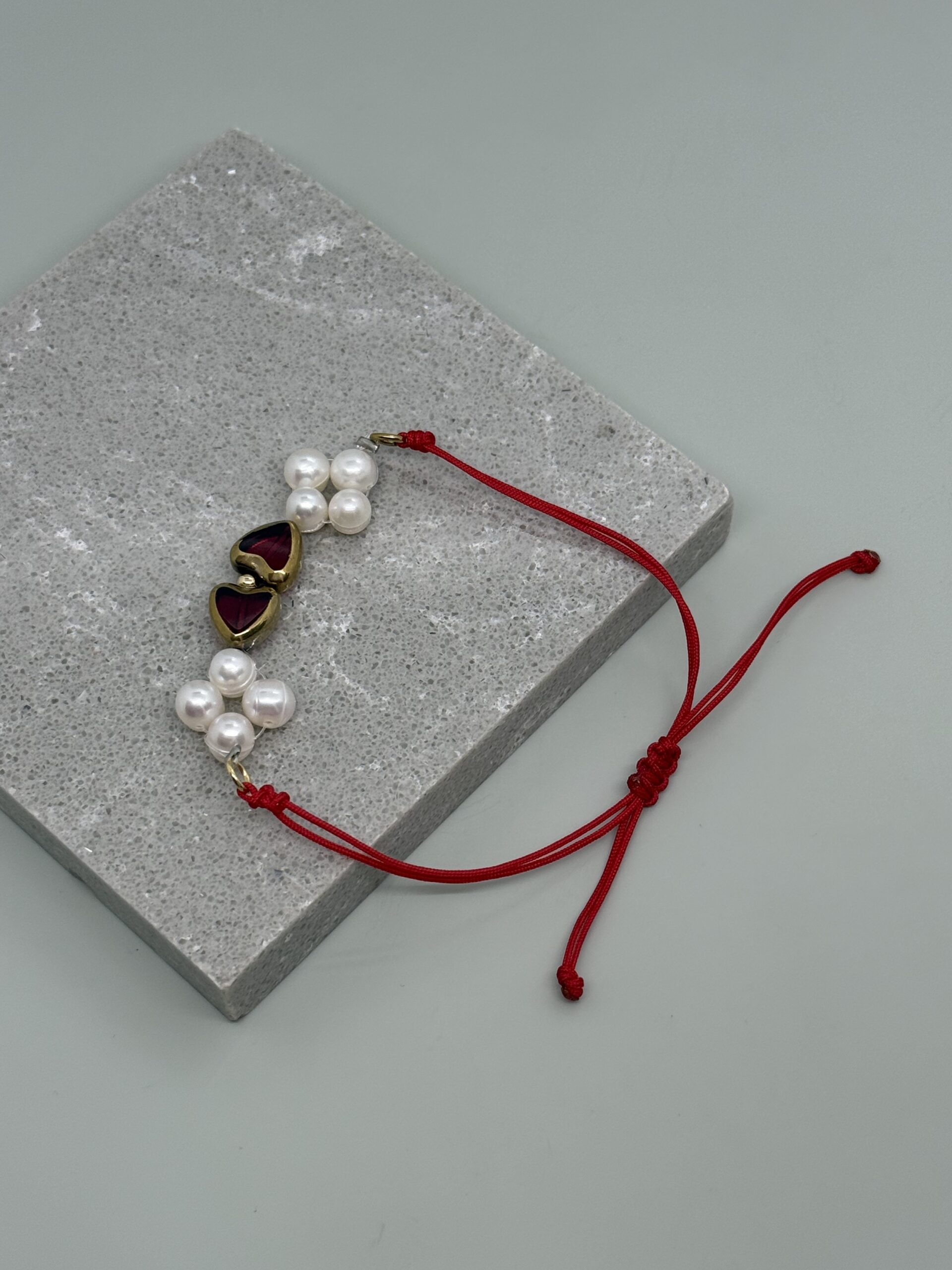 Pulsera ajustable de hilo rojo y perla cultivada con centro de 2 corazones