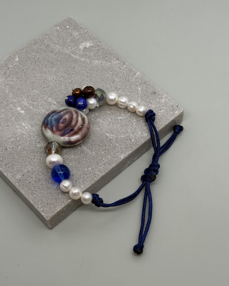 Pulsera ajustable cordón azul, perlas cultivadas y dije cerámica