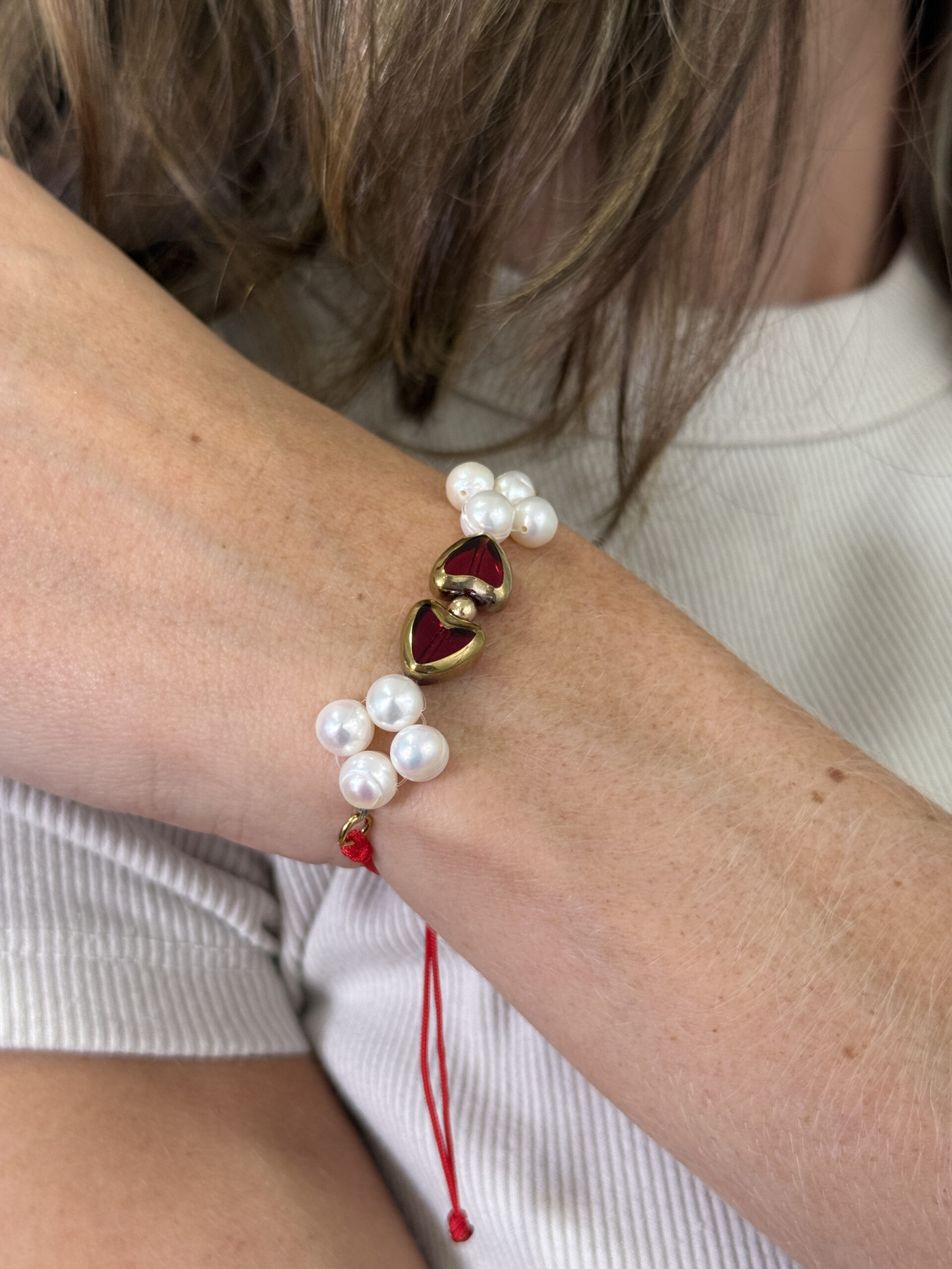 Pulsera ajustable de hilo rojo y perla cultivada con centro de 2 corazones - Imagen 4