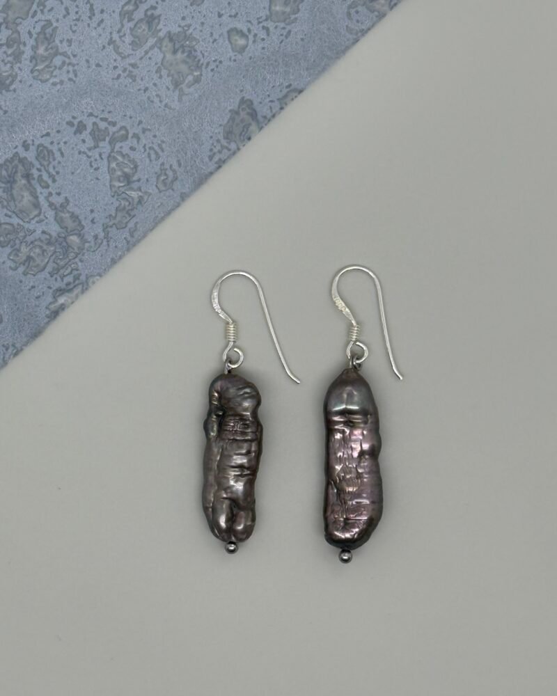 Aretes con gancho de plata 9.25 y perla cultivada barroca oscura
