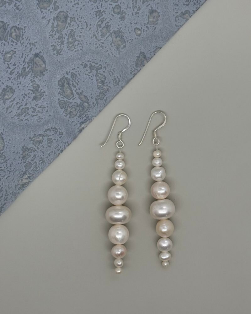 Aretes con gancho de plata 9.25 y perlas cultivadas de distintos tamaños