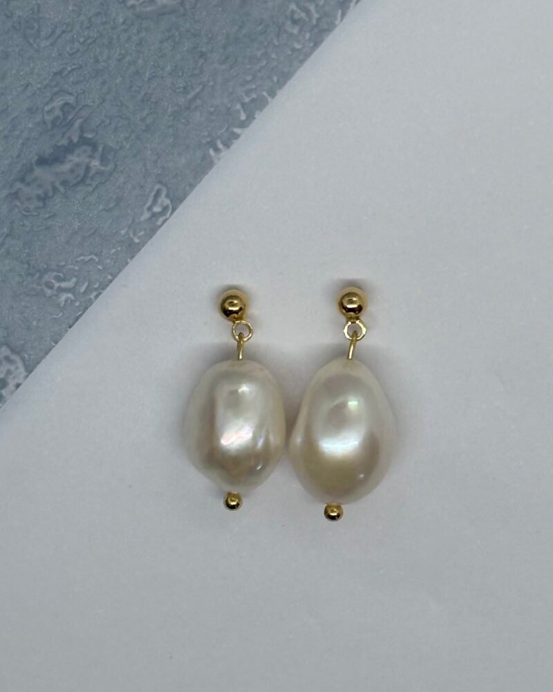 Arete perla barroca con palito de acero dorado