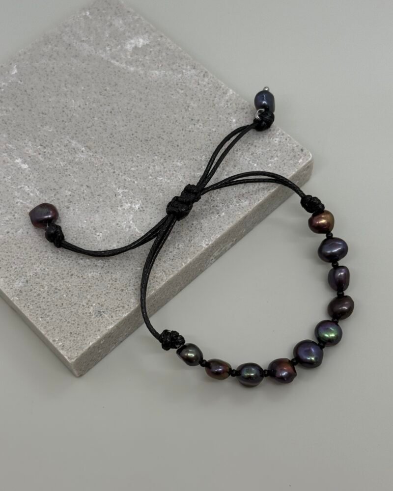 Pulsera ajustable con perlas cultivadas oscuras