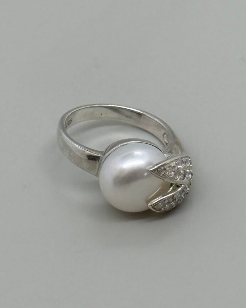 Anillo de plata 9.25 talla 6 con perla cultivada y circones