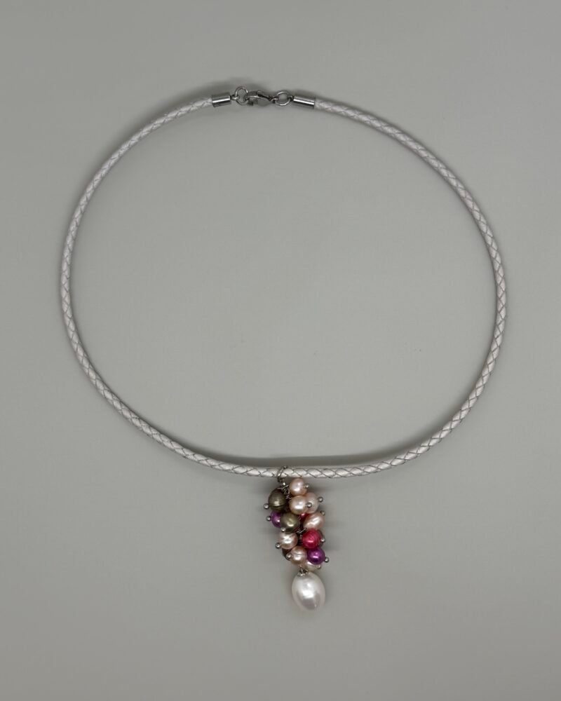 Gargantilla con cuero y dije de perlas cultivadas de 6mm y perla de 12mm