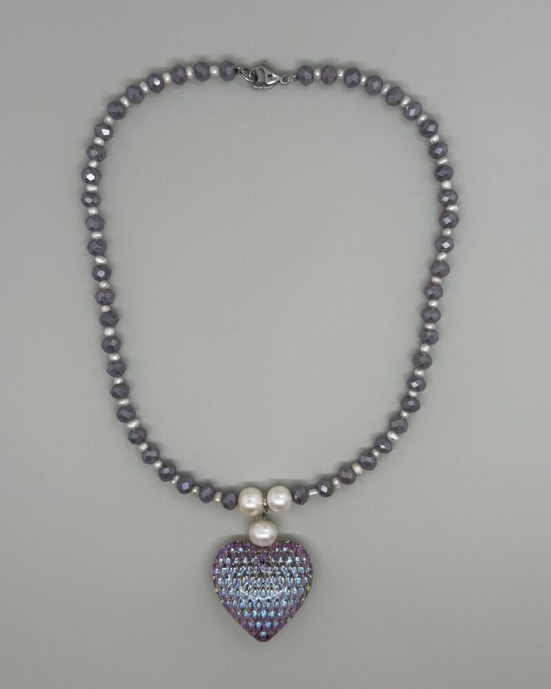 Collar con perlas cultivadas de 2mm, cristales lila y dije de corazón