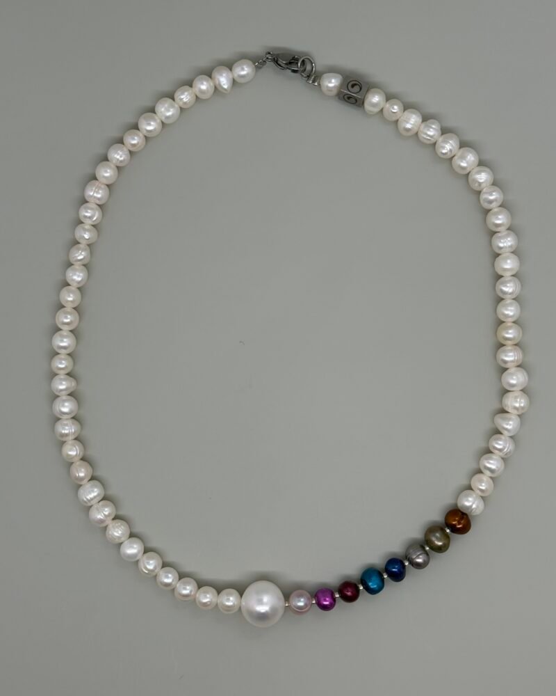 Collar clásico con perlas cultivadas blancas y de colores