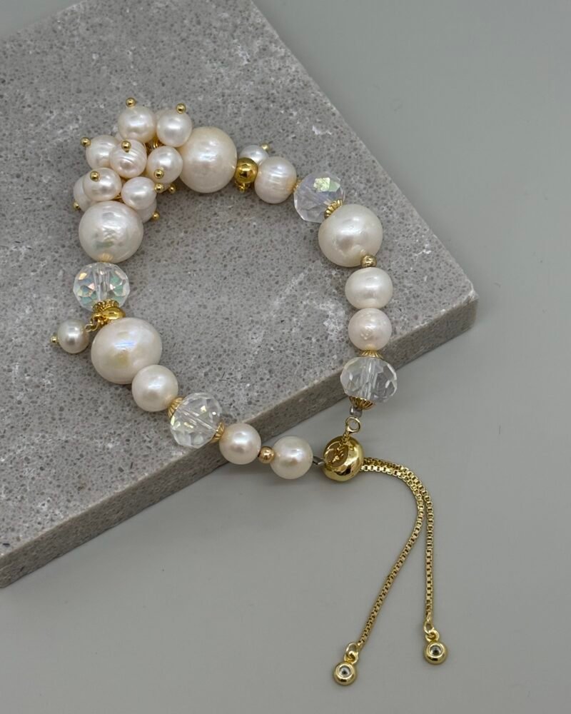 Pulsera ajustable con perlas cultivadas y cristales
