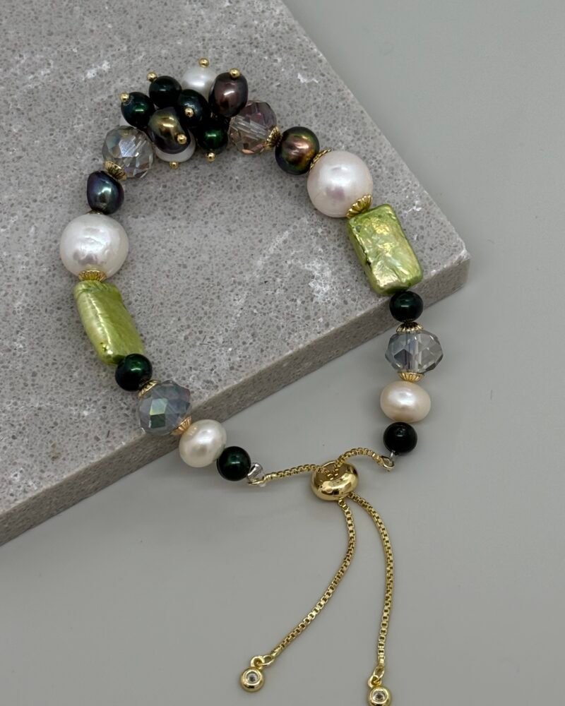 Pulsera ajustable con perlas cultivadas verdes y cristales