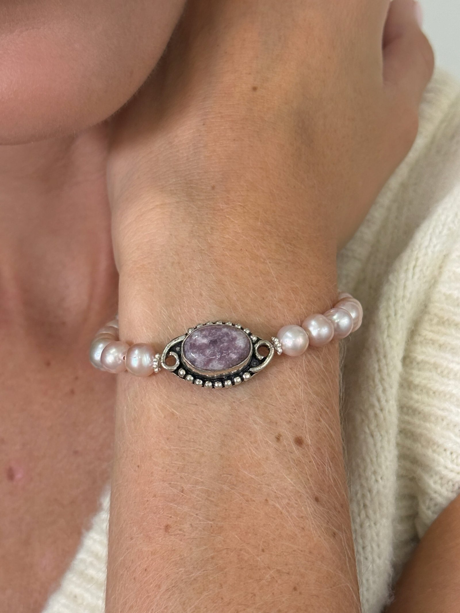 Pulsera de perlas cultivadas con centro de plata 9.25 y piedra natural lepidolita - Imagen 4