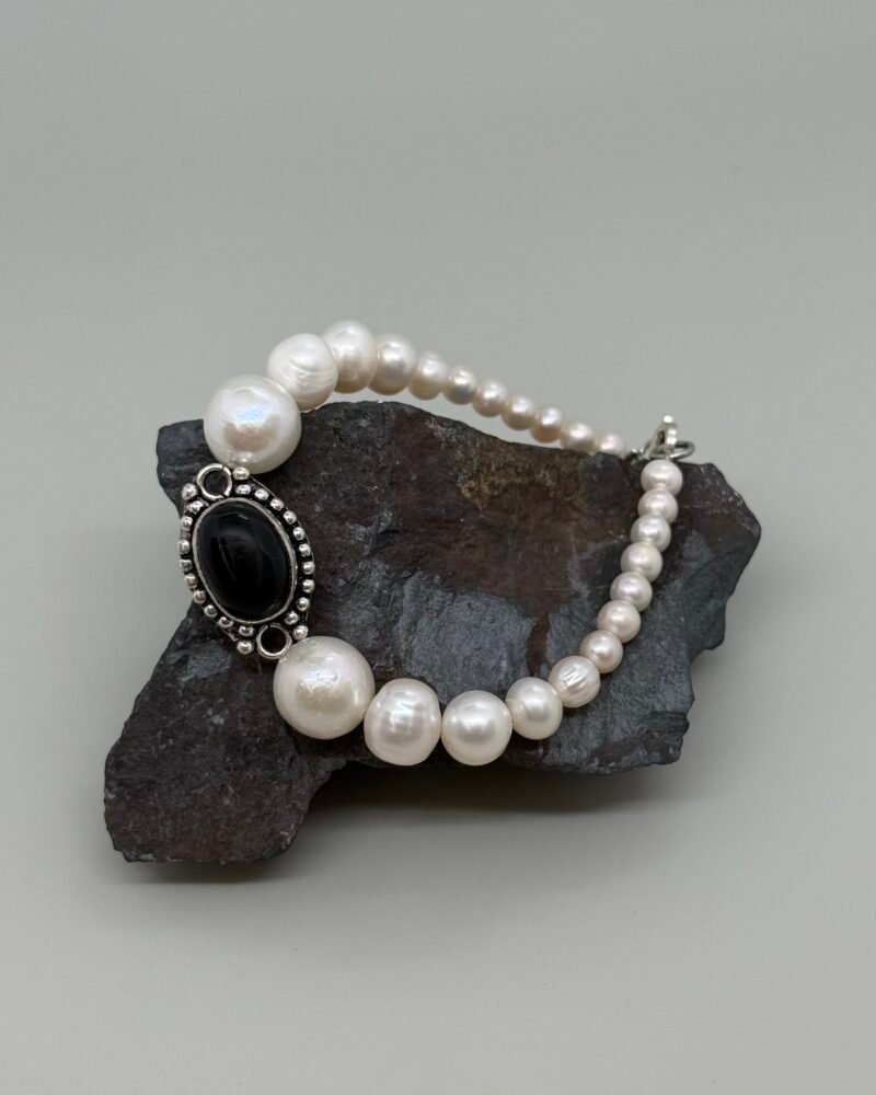 Pulsera de perlas cultivadas con centro de plata 9.25 y piedra natural ónix